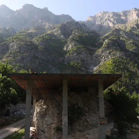 Bed and Breakfast Besimi Βαλμπόνα