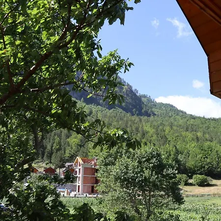 Bed and Breakfast Besimi Βαλμπόνα